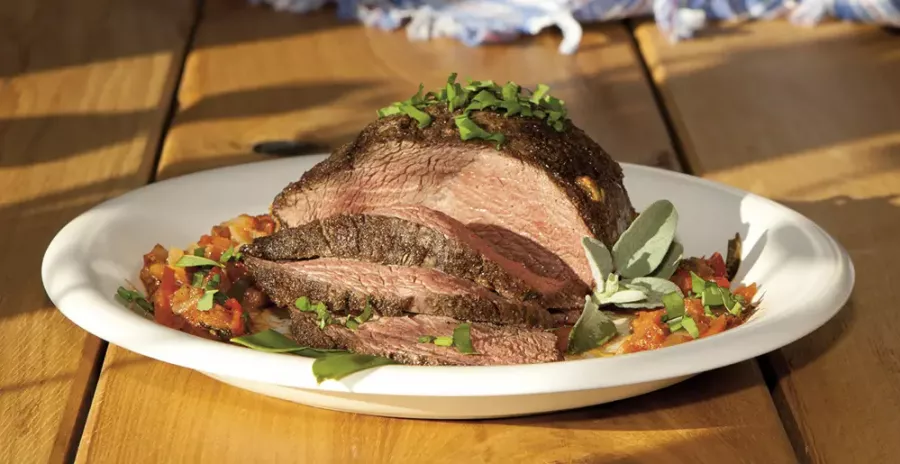 Bisonbraten zubereitet und angerichtet auf einem Teller mit kleiner Gemüsebeilage